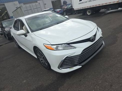 Used 2022 Toyota Camry XLE image 2