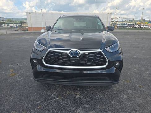 Used 2024 Toyota Highlander XLE AWD/4WD image 3
