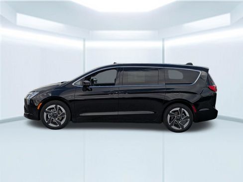 New 2027 Chrysler Pacifica Limited w/ Family Tech Group FWD image 2