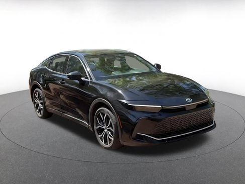 Used 2025 Toyota Crown XLE image 3