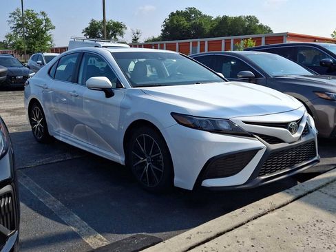 Used 2024 Toyota Camry SE FWD image 3