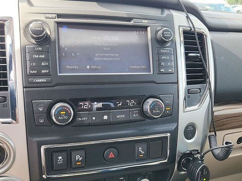Used 2018 Nissan Titan SL w/ Chrome Package AWD/4WD image 10