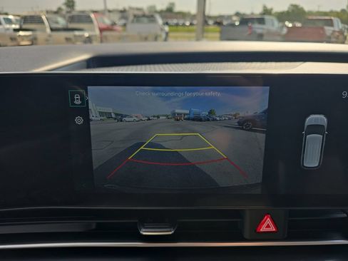 Used 2025 Kia Carnival FWD image 35