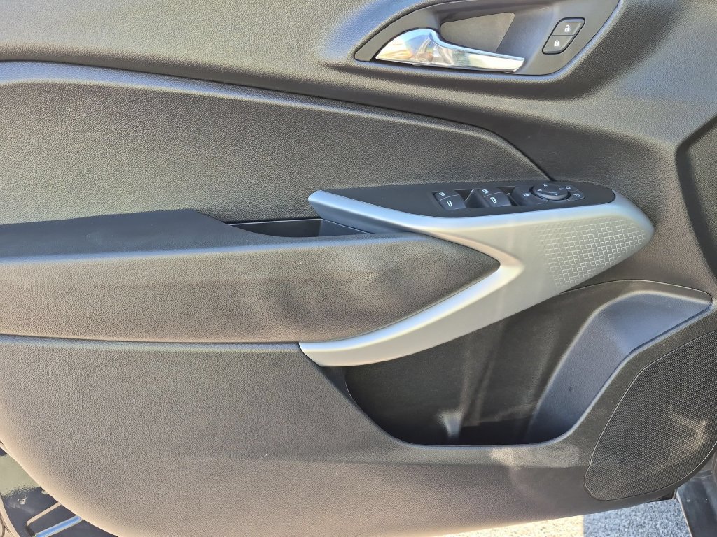 Used 2025 Chevrolet Trax LS FWD image 11