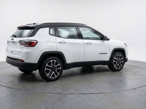 Used 2025 Jeep Compass Trailhawk AWD/4WD image 9