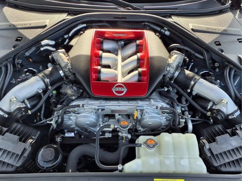 Used 2021 Nissan GT-R NISMO AWD/4WD image 11