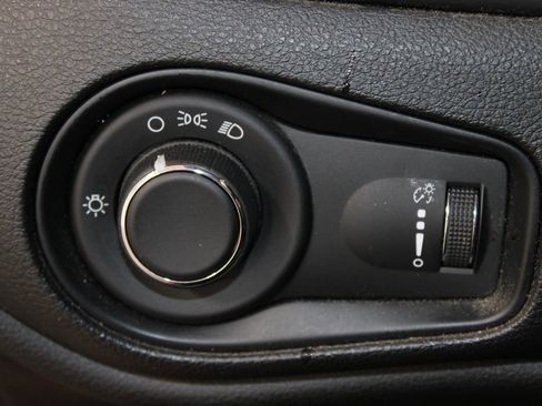 Used 2017 Jeep Renegade Sport w/ Power & Air Group FWD image 24