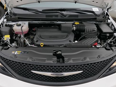 Used 2025 Chrysler Voyager LX image 26