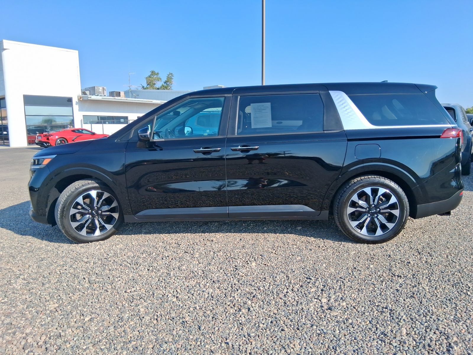 Used 2024 Kia Carnival EX FWD image 3