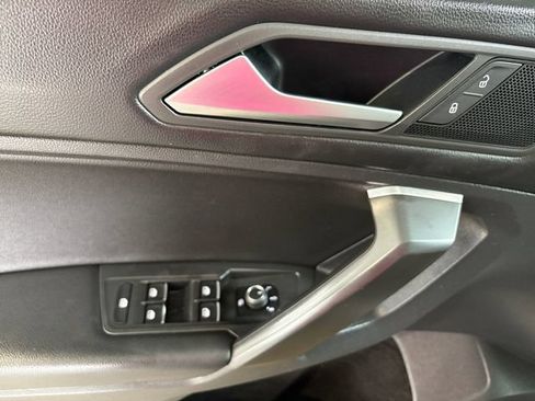 Used 2021 Volkswagen Tiguan SE FWD image 18