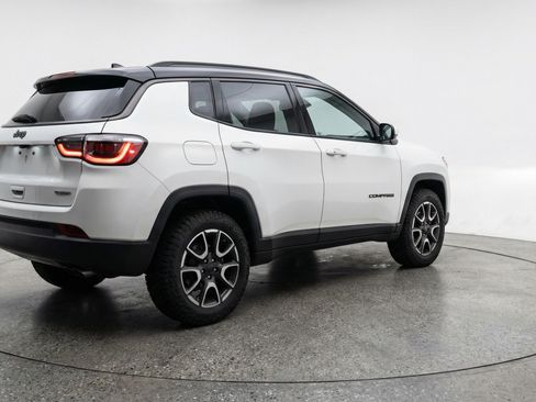 Used 2025 Jeep Compass Trailhawk AWD/4WD image 9