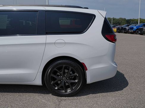 Used 2025 Chrysler Pacifica Limited FWD image 12