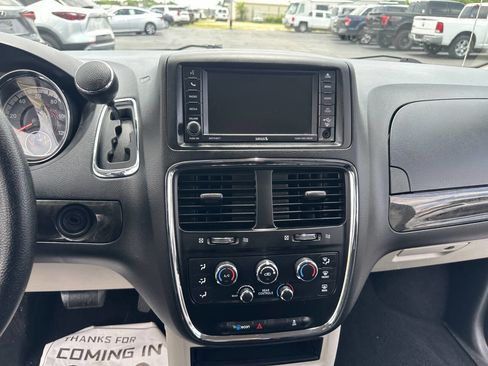 Used 2019 Dodge Grand Caravan SE w/ UConnect Hands-Free Group FWD image 18