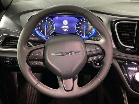 Used 2025 Chrysler Pacifica Limited image 16