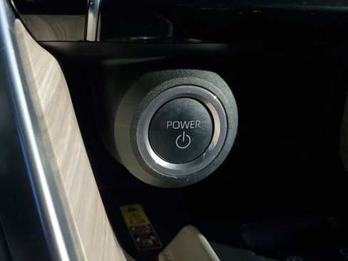 Used 2024 Toyota Venza Limited image 30