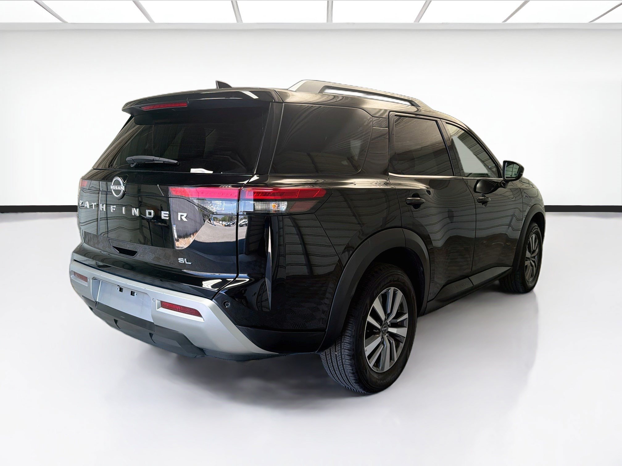 Used 2025 Nissan Pathfinder SL FWD image 4