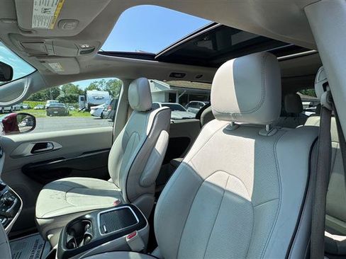 Used 2018 Chrysler Pacifica Limited w/ Advanced Safetytec Group FWD image 38