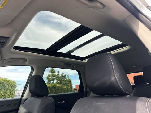 Used 2022 Nissan Pathfinder SV w/ SV Premium Package image 30