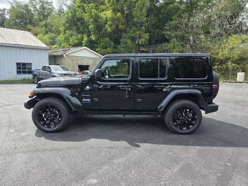 Used 2024 Jeep Wrangler Unlimited Sahara AWD/4WD image 4