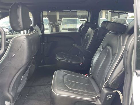 Certified 2025 Chrysler Pacifica Limited FWD image 23