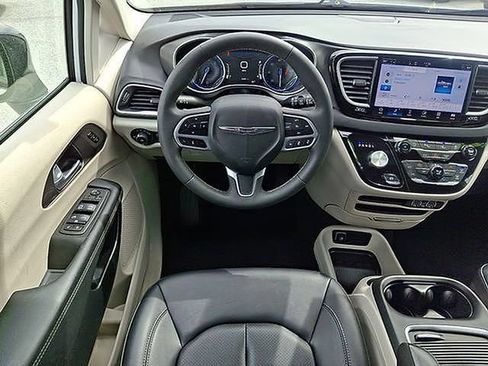 Used 2024 Chrysler Pacifica Touring-L FWD image 15