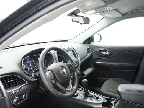 Certified 2019 Jeep Cherokee Latitude w/ Popular Appearance Group image 27