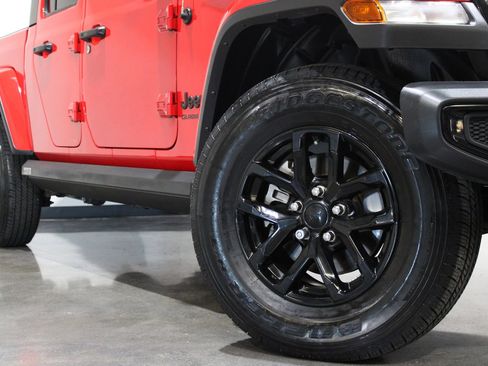 Used 2022 Jeep Gladiator Sport image 3