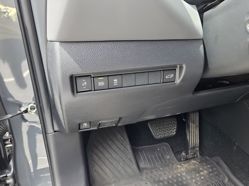 Used 2023 Toyota Venza XLE AWD/4WD image 14