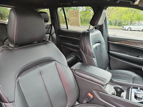 Used 2025 Jeep Grand Cherokee Limited w/ Black Appearance Package AWD/4WD image 11