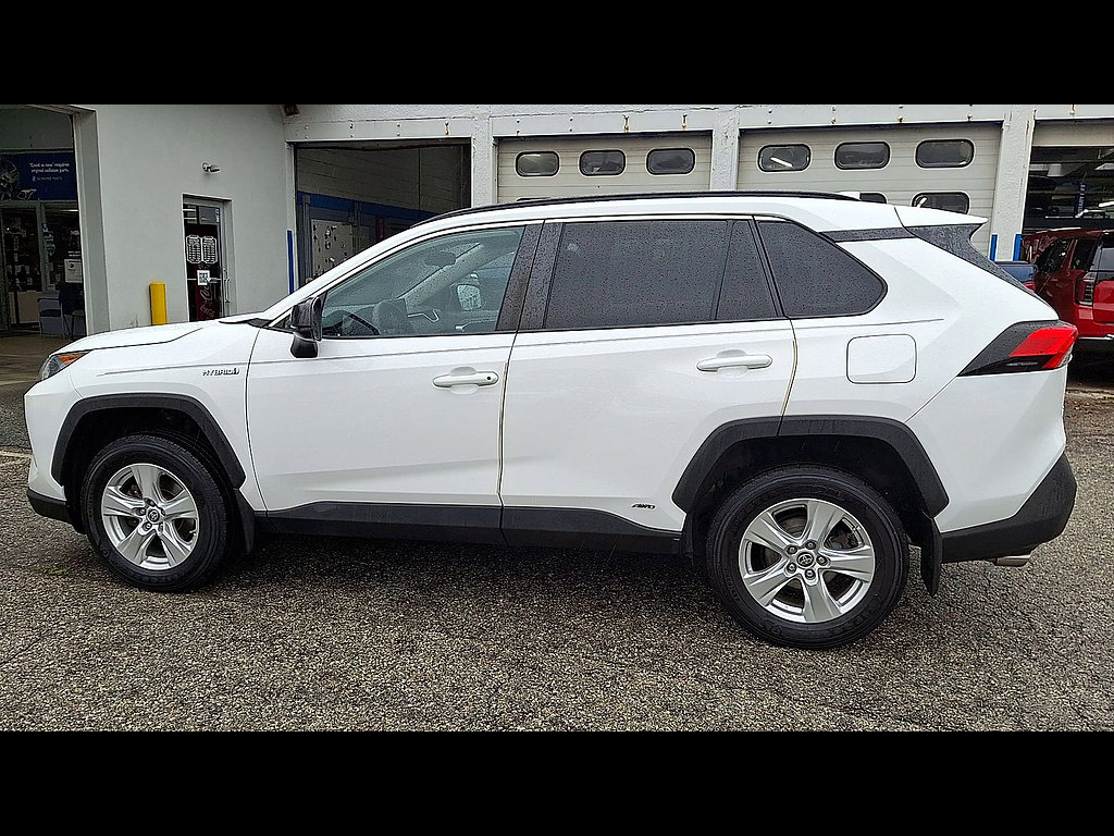 Used 2021 Toyota RAV4 LE AWD/4WD image 5
