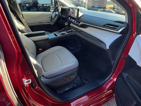 Used 2025 Toyota Sienna XLE image 17
