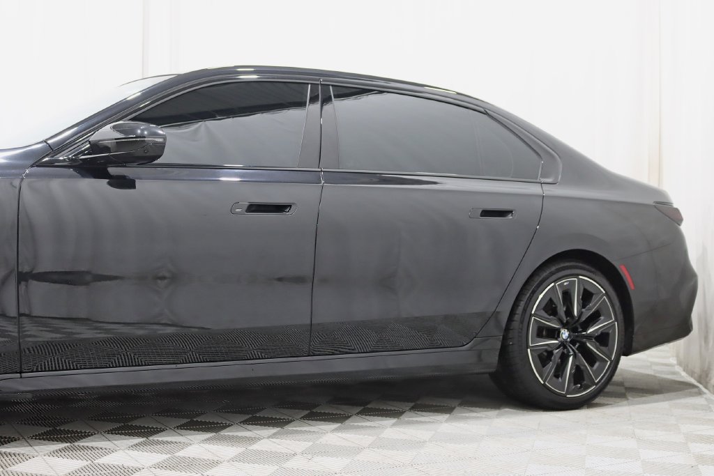Used 2023 BMW 760i xDrive AWD/4WD image 3
