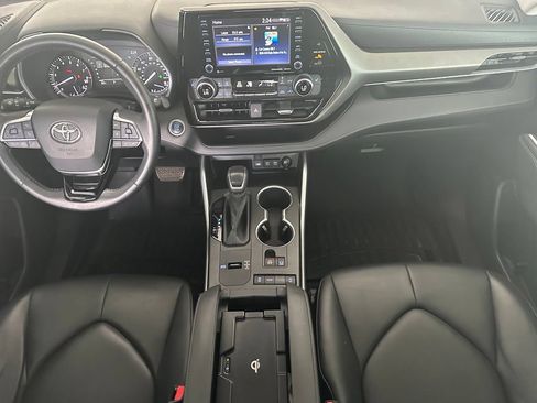 Used 2020 Toyota Highlander XLE FWD image 17