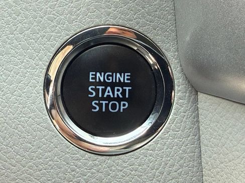 Used 2019 Toyota Highlander XLE FWD image 27