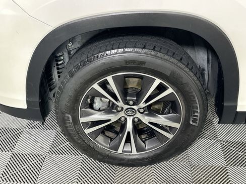 Used 2019 Toyota Highlander LE image 11