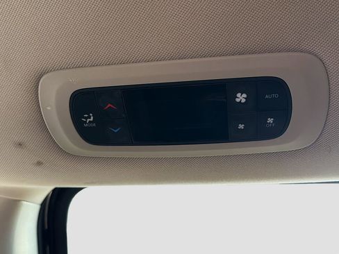 Used 2023 Chrysler Pacifica Touring-L image 26