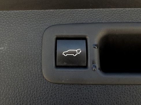 Used 2022 Toyota Highlander XLE FWD image 33