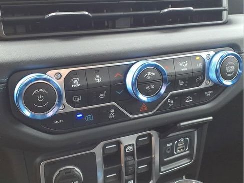 Used 2024 Jeep Wrangler Unlimited Sahara w/ Technology Group AWD/4WD image 10