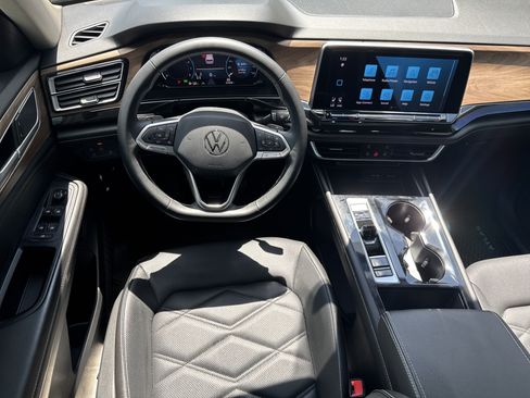 Certified 2024 Volkswagen Atlas SE w/ Panoramic Sunroof Package FWD image 7
