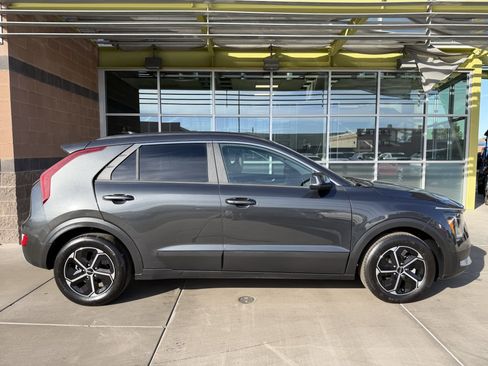 Used 2024 Kia Niro EX image 9