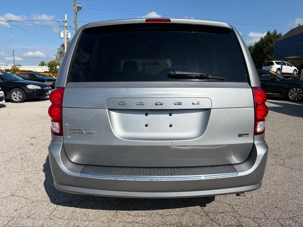 Used 2017 Dodge Grand Caravan SE w/ UConnect Hands-Free Group FWD image 5
