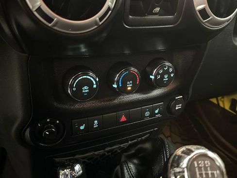 Used 2016 Jeep Wrangler Unlimited Rubicon AWD/4WD image 24