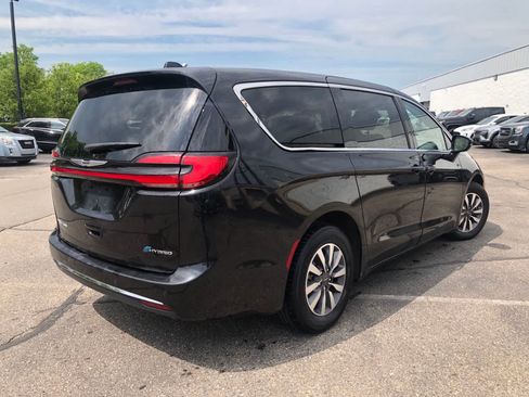 Used 2024 Chrysler Pacifica Limited FWD image 3