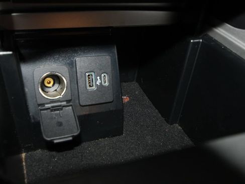 Used 2022 Ford Explorer XLT w/ Equipment Group 202A RWD image 17
