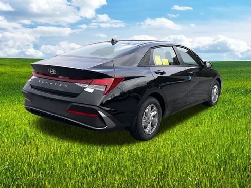 New 2026 Hyundai Elantra SE image 6