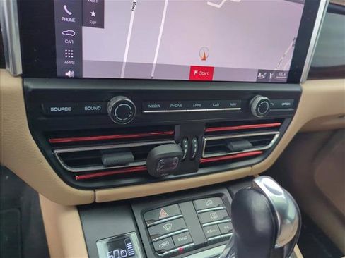 Used 2020 Porsche Macan AWD/4WD image 22