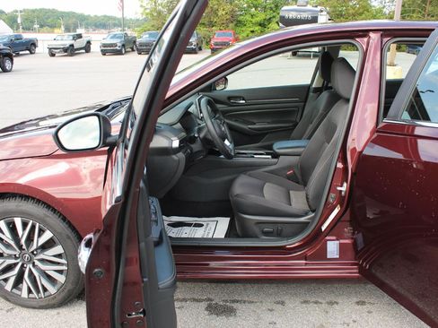 Used 2024 Nissan Altima 2.5 SV FWD image 9