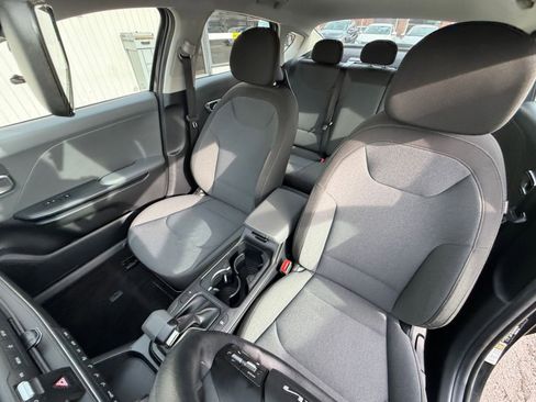 Used 2025 Kia K4 LXS image 37