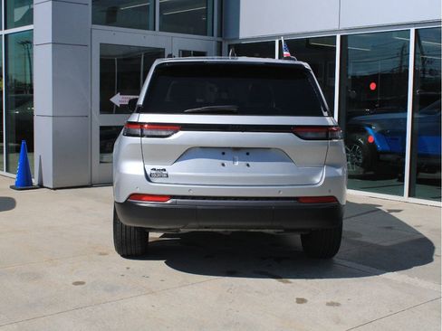 Used 2026 Jeep Grand Cherokee Altitude AWD/4WD image 7