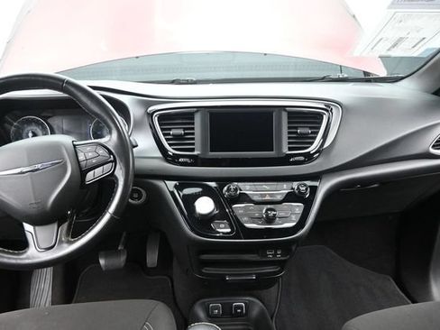 Used 2020 Chrysler Pacifica Touring w/ S Appearance Package FWD image 23